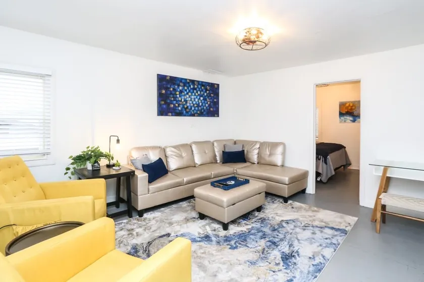 2BR Near Autzen & UO – 10 Min Drive Upstair#4 - Image 1
