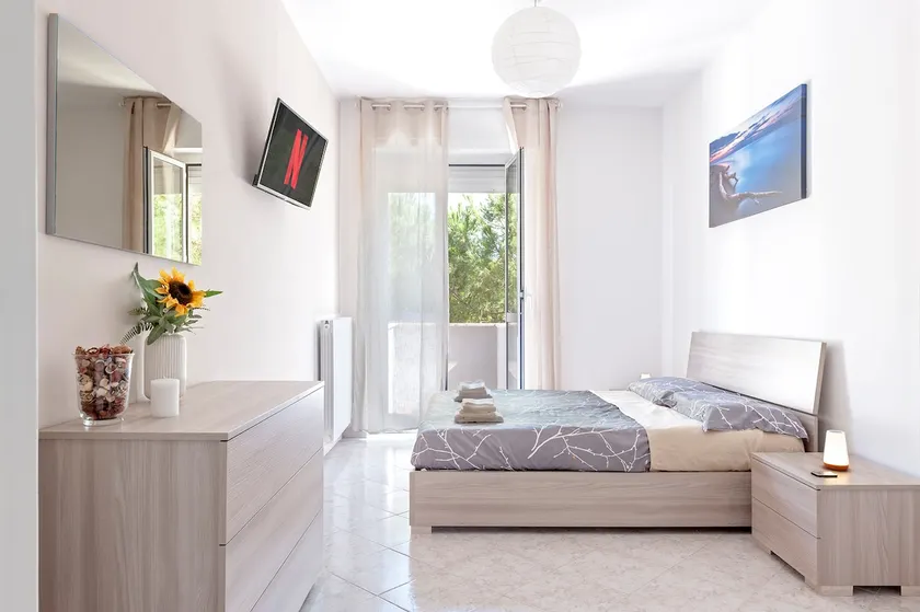 FREE PARKING ★★★★★ Elegant Apartment with Suite - Image 1