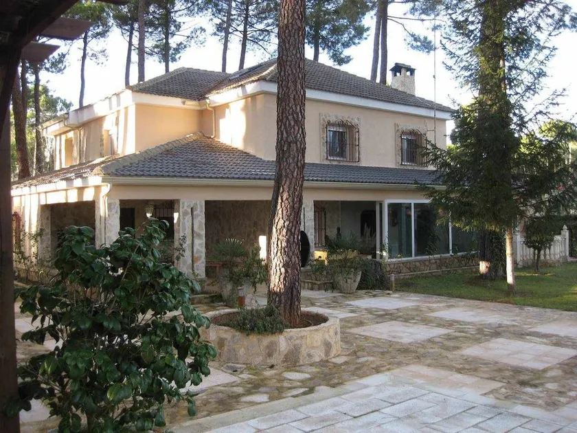 THE PINE GROVE CHALET - Image 1