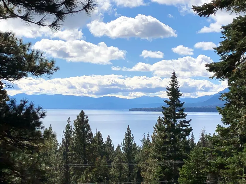 Tahoe City Cabin ~ Spectaculaire vue sur le lac! Marchez vers le lac et la ville * WIFI * - Image 1