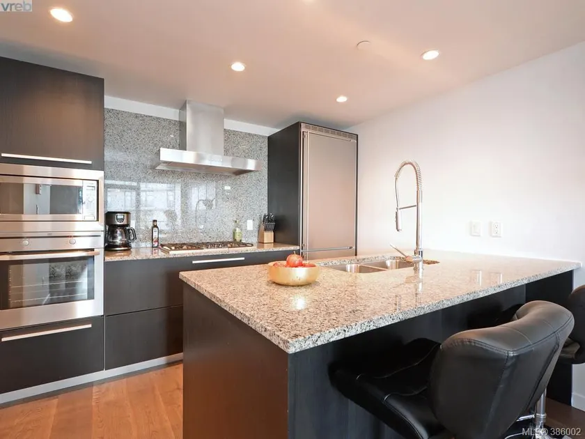 Luxury 1 bdrm. Empress view. Secure parking, pool. - Image 1