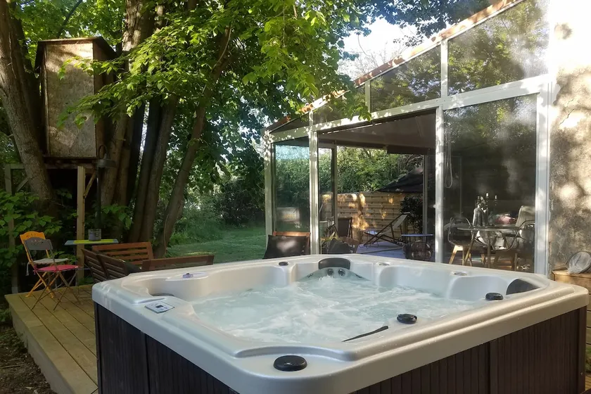 Romantic cottage with private hot tub - Image 1