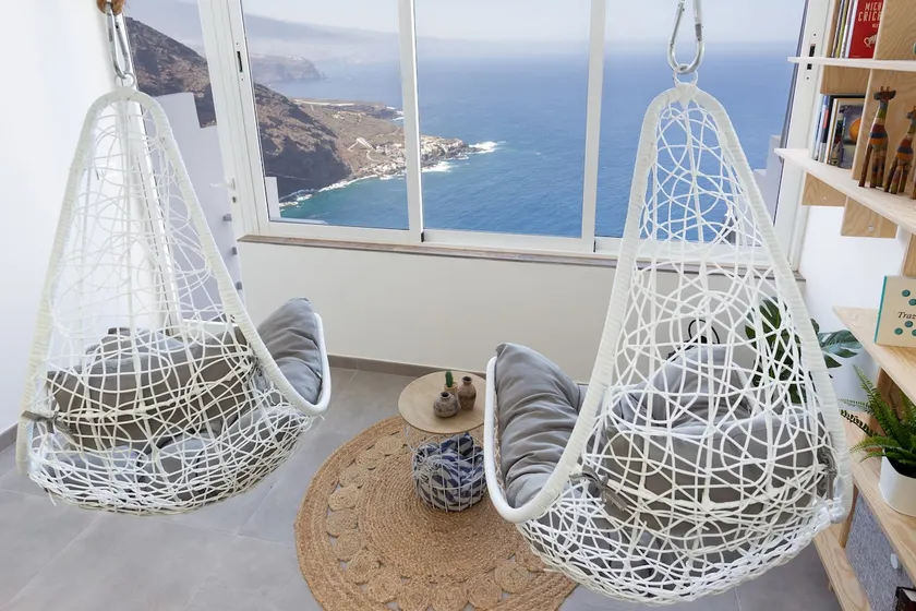 The Cliff House: Ocean View Accommodation - Image 1