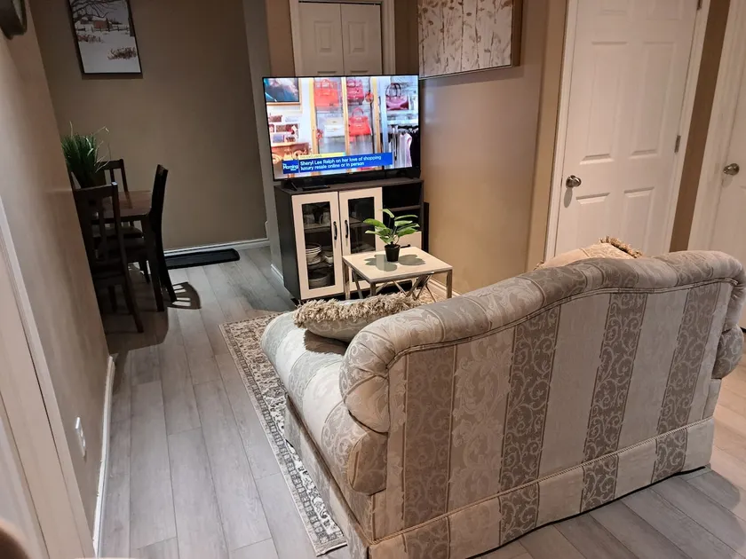 Beautiful 1 BRM Basement - Image 1