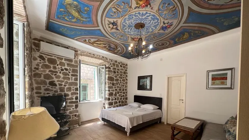Royal House - Image 1