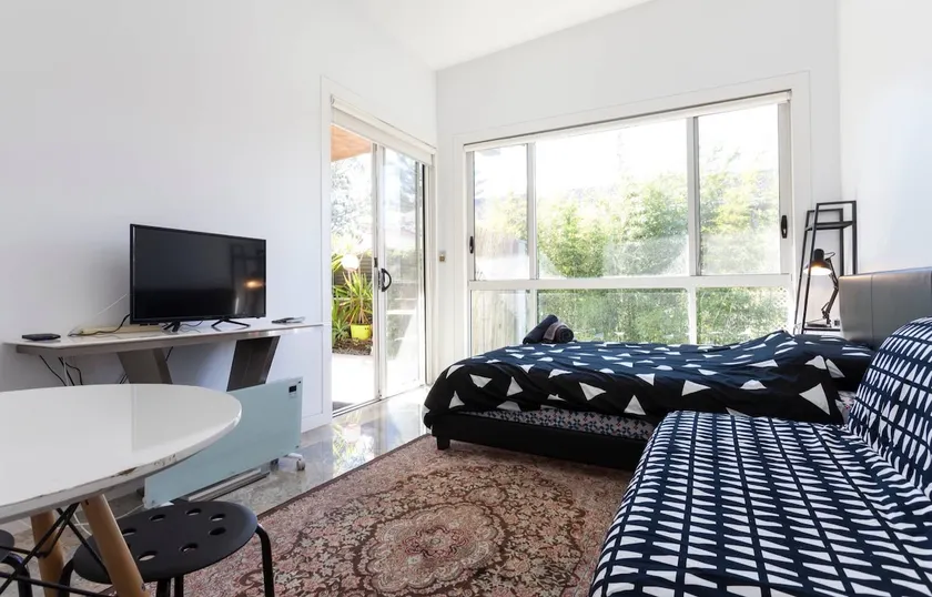 Relax and Retreat Studio Flat. Bella Vista - Image 1