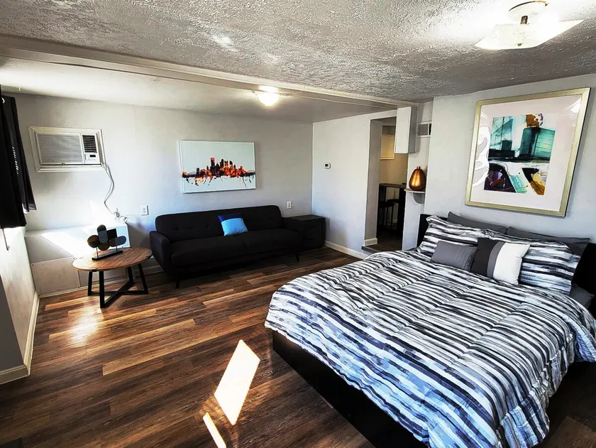 California Ave Quarters - Modern 1BR - EZ Parking - Image 1
