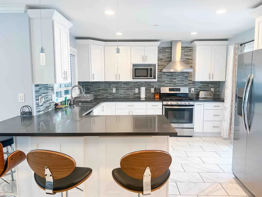 Spacious 4b4bath 2300ft Home Centrally Located - Image 1