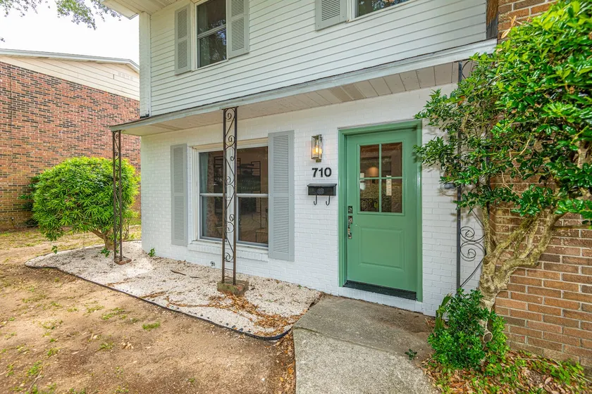 Pristine Townhouse - Beach, Charleston, Pool, Low Country Fun - Image 1