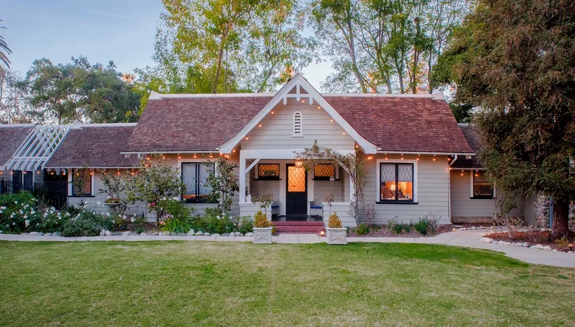 Gracious Historical Cottage on Tranquil Estate - Image 1