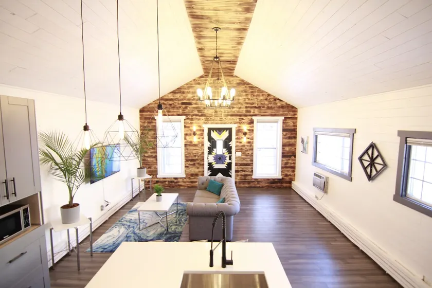 Stylish Modern Farmhouse in Heart of Walkable West 7th - Image 1