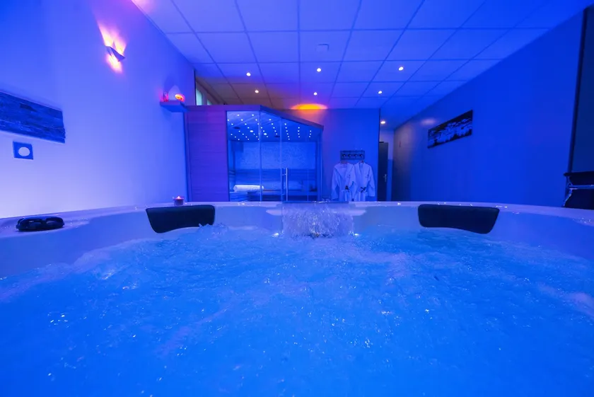 Private loft with hot tub and sauna - Image 1