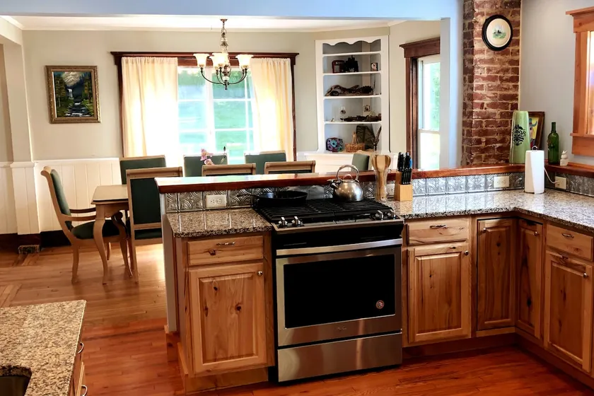 Wildwood: 5-acres of privacy with a pond - Image 1