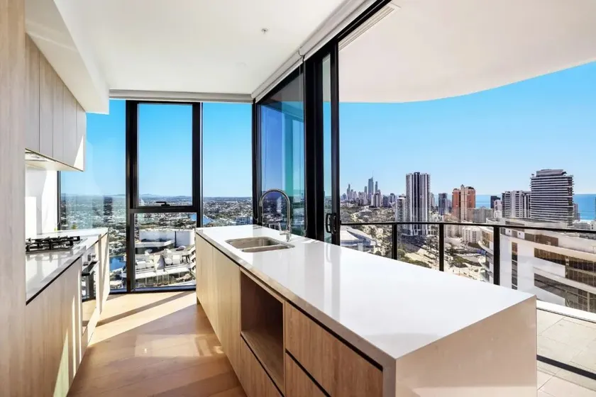 2BR Broadbeach apt 180° skyline view 90sqm - Image 1
