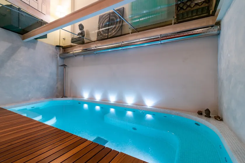 Relax in fabulous loft with indoor pool - Image 1