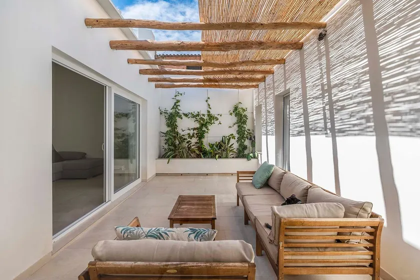 A nice house with an interior patio. - Image 1