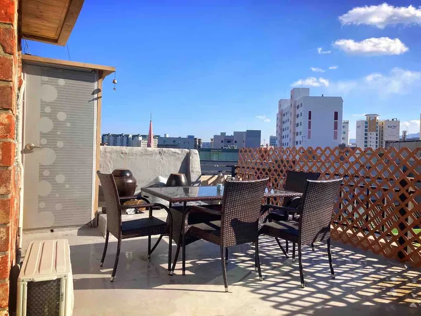 Manse House, Cozy accommodation with a nice terrace with sunshine, a sunrise restaurant in the city, a good night's sleep, a rooftop room - Image 1