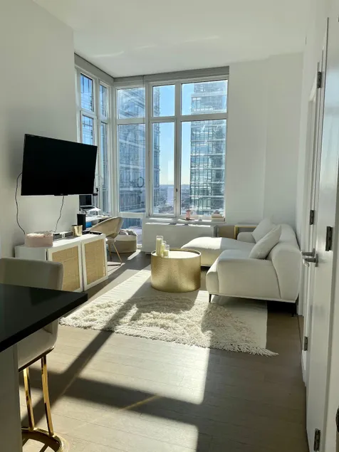 1 Bedroom Luxury Waterfront Williamsburg Apt - Image 1