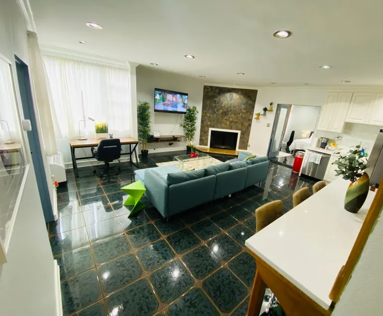 Spacious cozy 1-bedroom condo near beach - Image 1