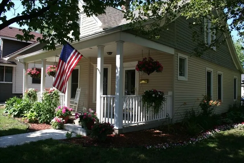 Cozy Corner Cottage - Image 1