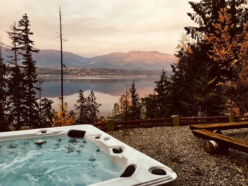 A cozy, romantic lake view log cabin with hot tub & wood burning fireplace. - Image 1