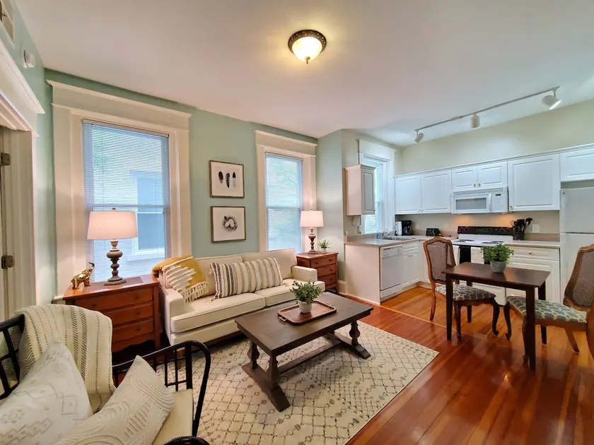 Historic Urban Downtown 1 Bedroom with Parking - Image 1