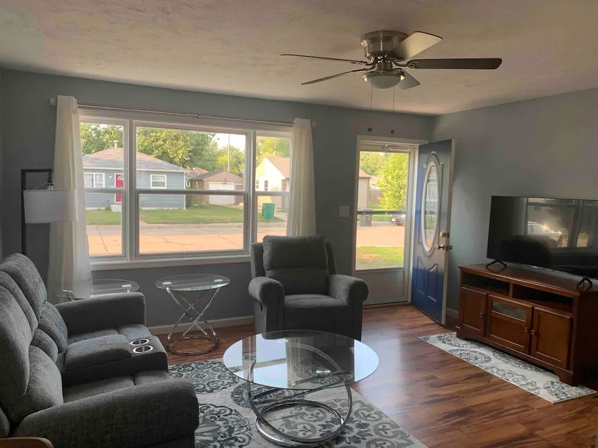 Charming Fully Furnished 2 Bedroom House & Garage - Image 1