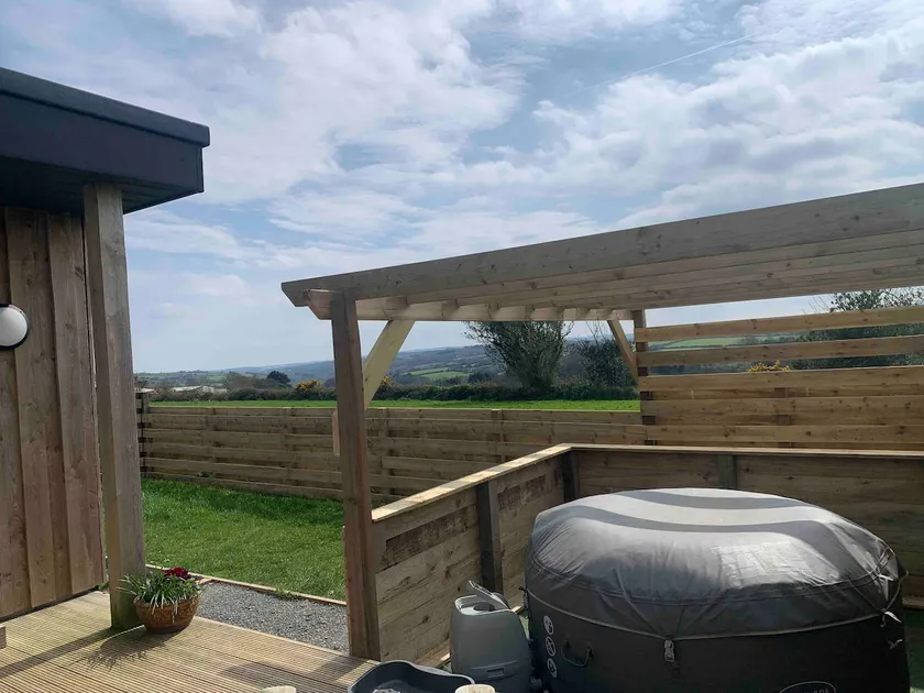 Hygge Lodge with hot tub, woodburner and fab views - Image 1