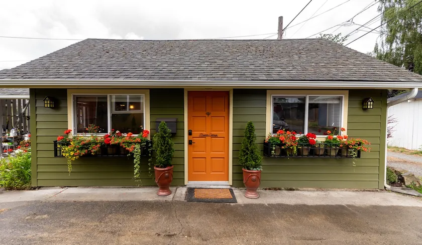 Proctor Cottage (Queen Bed; Private Parking) - Image 1