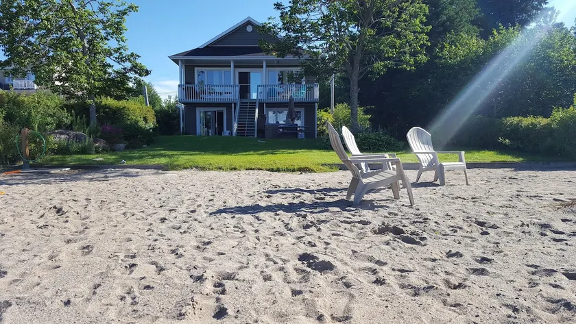 Entire home and hot tub right on Lac St Jean - Image 1