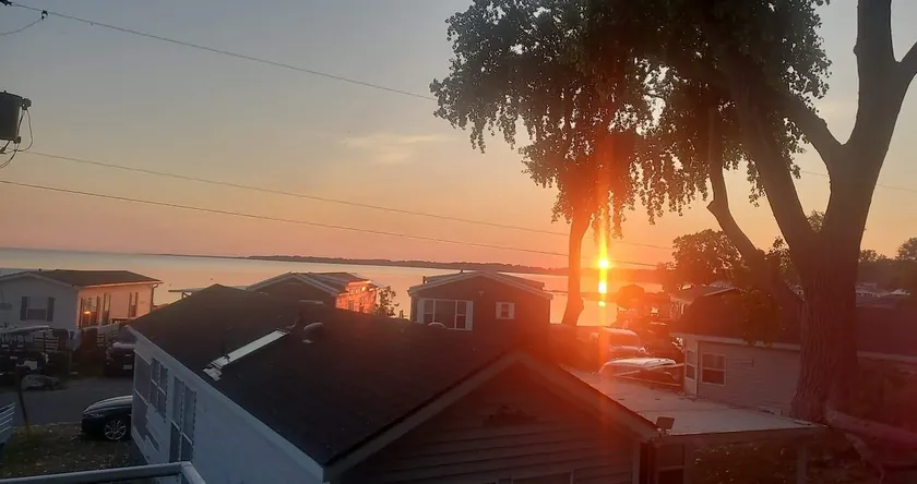 Unwind & enjoy serene sunset views over Lake Erie - Image 1