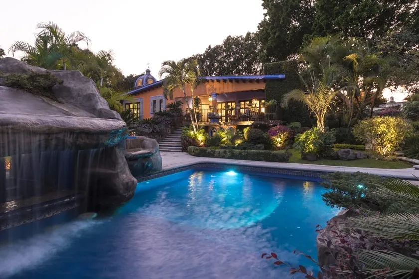 Cuernavaca House with Spectacular Pool and Garden - Image 1