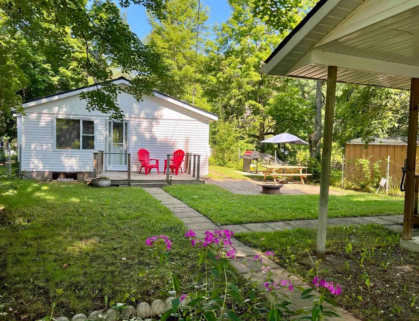 Water Front Rustic Couples Cottage - Image 1