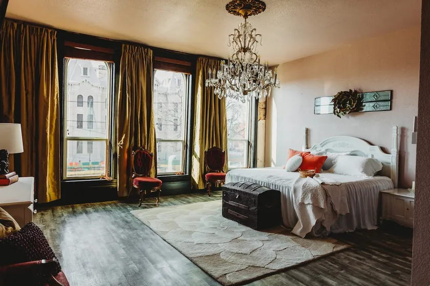Luxurious Updated 3 bedroom loft - Image 1