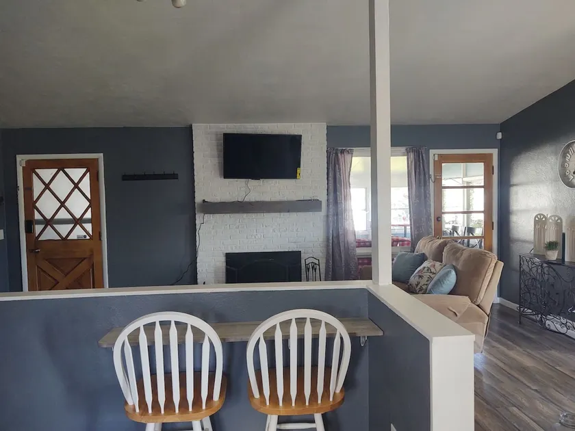 Cozy 3 bedroom with sunroom & fully fenced yard - Image 1