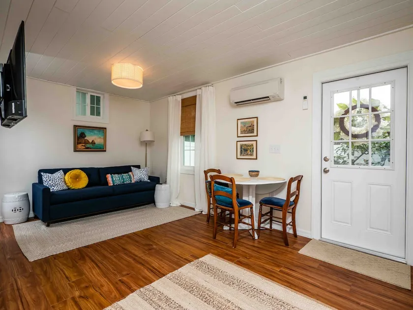 Blue barn - private 12 blocks to downtown - Image 1