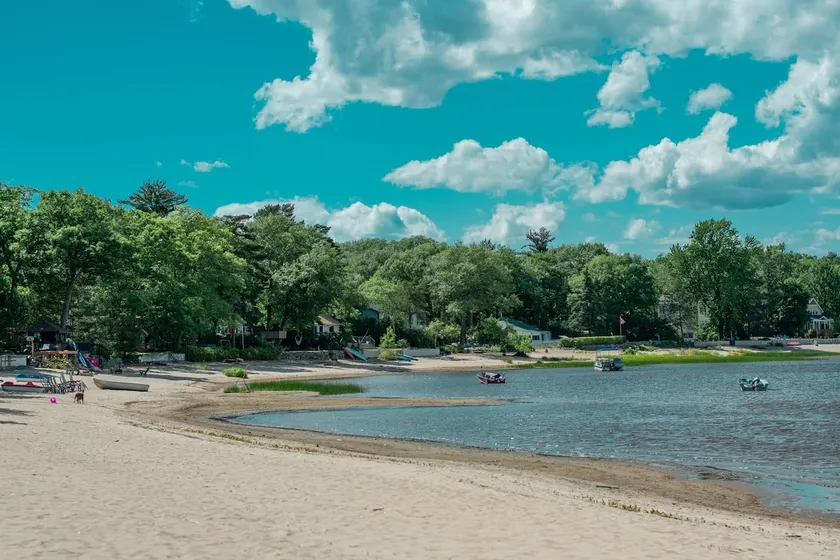 Waterfront Beach Cottage in Constance Bay Ottawa - Image 1