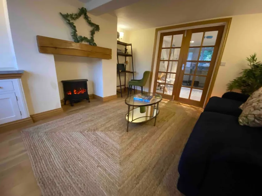 Beautiful house, Peak District, Alton Towers & JCB - Image 1