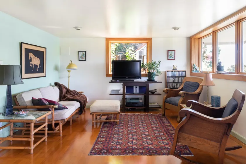 Elegant Vintage Craftsman Apartment With Garden - Image 1