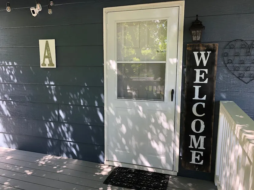 Windsor Country Cottage WiFi Queen Pet Friendly - Image 1