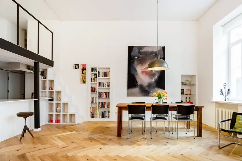 Artistic Studio in Center - Image 1