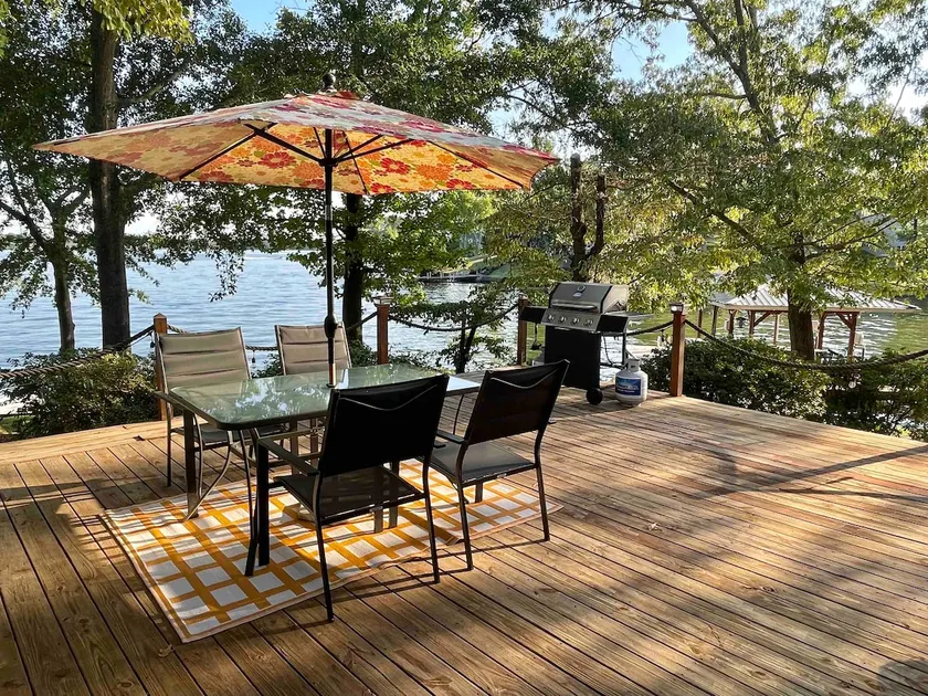 Lake Front Cottage, Private Boat Ramp & Dock, Kayaks, Arcade Games, Ping Pong - Image 1