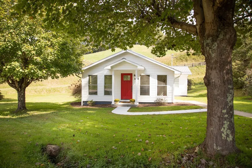 Burnsville Country Cottage - Image 1