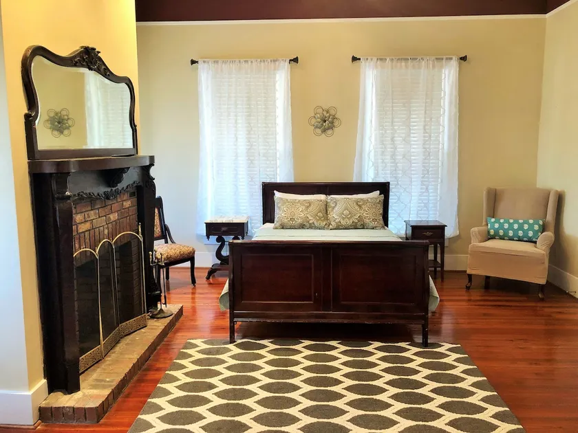 Wildlife Executive Near Troy 2 BR/1 BATH-Huge - Image 1