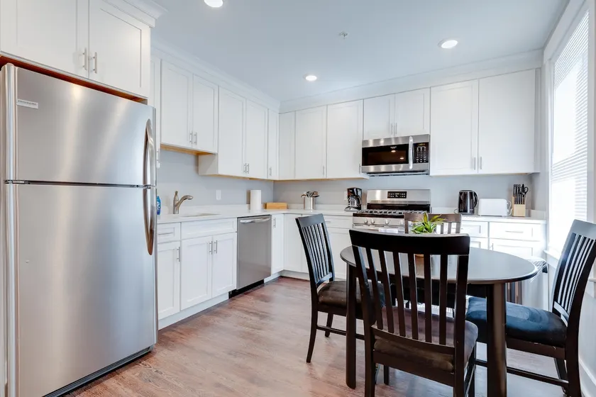 Free Parking 3 Bed 2 Bath | Peapod Rentals 88 - Image 1