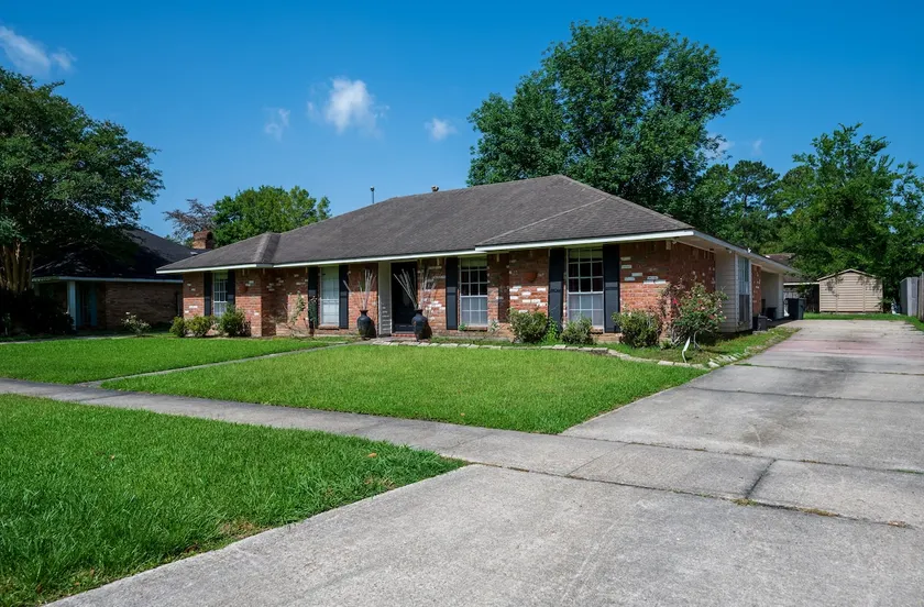 Nice 4 Bedrooms big house in a nice neighborhood - Image 1