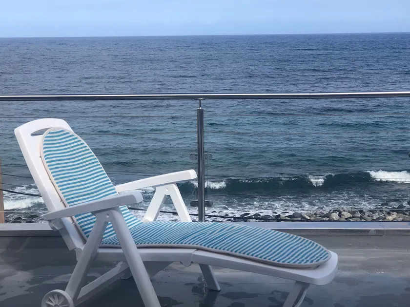 Sunbathe while resting by the sea - Image 1