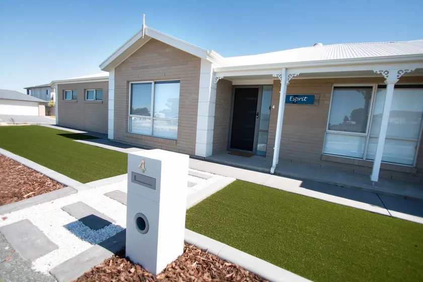 Contemporary ‘Esprit’ with river reserve access - Image 1