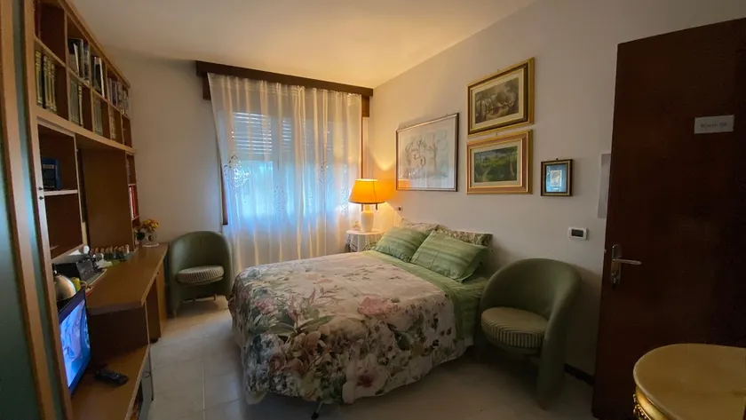Cute room with private bathroom 25 min. to Venice. - Image 1