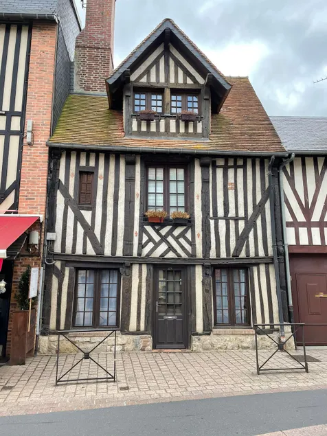 Typical Norman house in the city center - Image 1